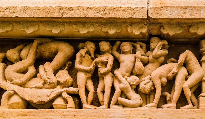 Was zeigen die Statuen in den Khajuraho-Tempeln?