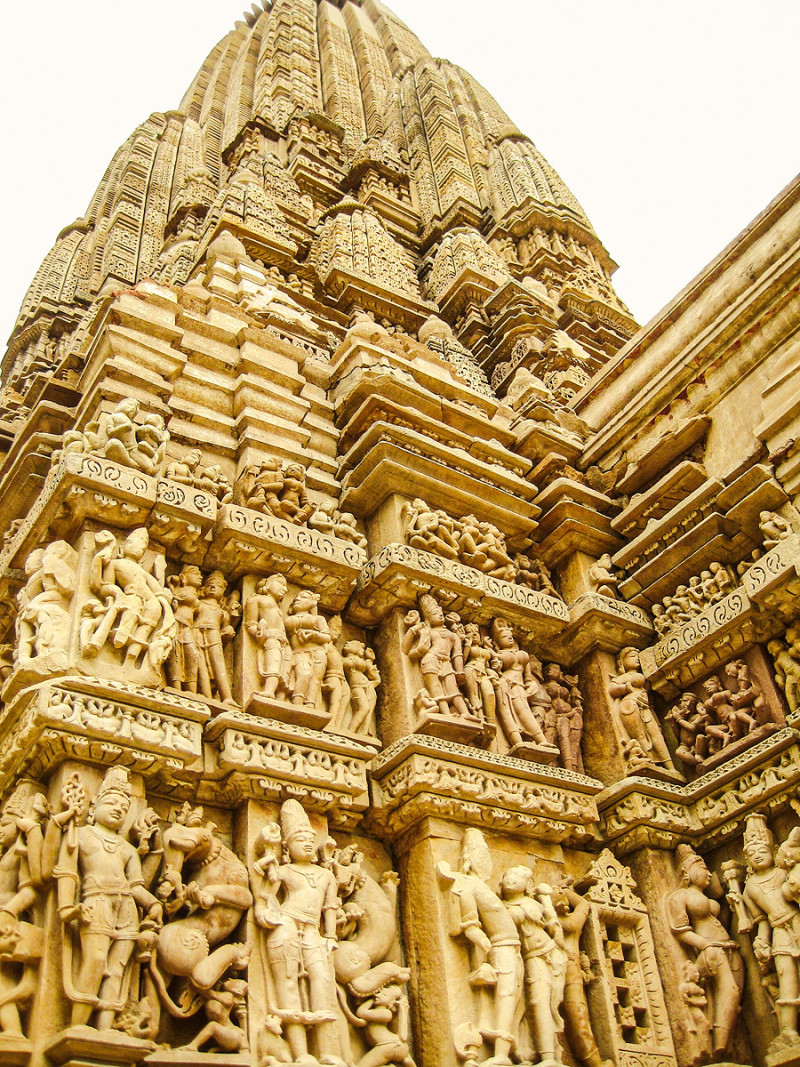 Was zeigen die Statuen in den Khajuraho-Tempeln?