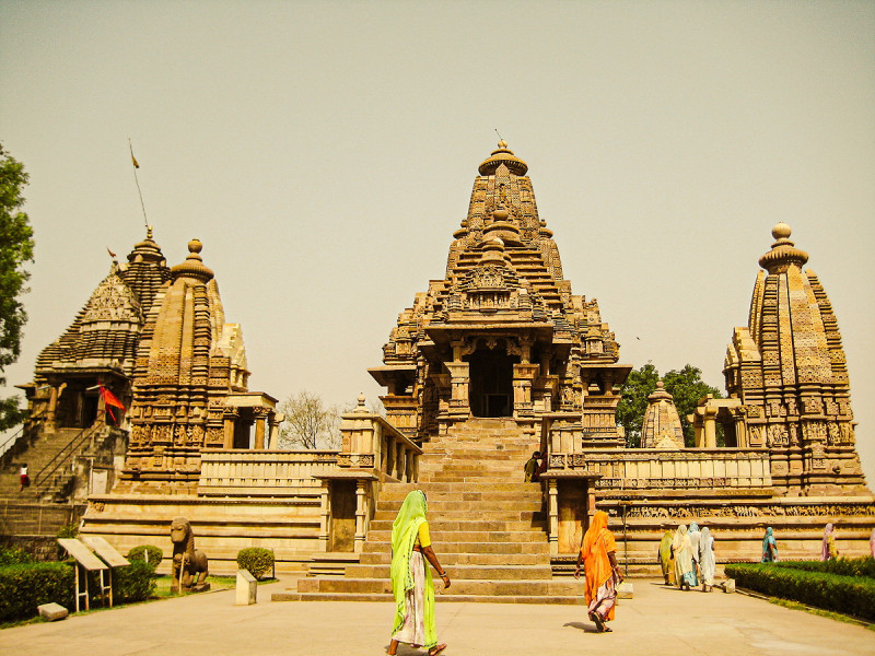 Was zeigen die Statuen in den Khajuraho-Tempeln?